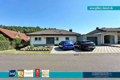 Trassem: Umfangreich renoviertes Einfamilienhaus mit schönem Garten und zwei Garagen