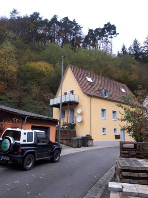 Ansprechende 2-Zimmer-DG-Wohnung mit Balkon und Einbauküche in Rinnthal