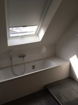 Schöner Wohnen in Zabo ! Großzügige DG-Wohnung mit perfekter Einbauküche und schickem Bad