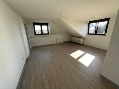 RENOVIERTE, GROSSZÜGIGE 2-ZIMMER-DG-WOHNUNG MIT EINBAUKÜCHE IN RUHIGEM 6-PARTEIENHAUS