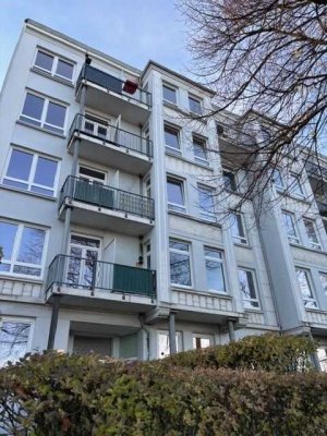 Altbauwohnung zur individuellen ModernisierungIdeal für Singles, Paare oder als Kapitalanlage!