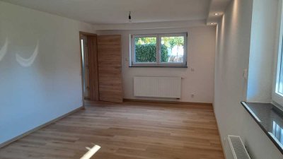 Erstbezug nach Sanierung: 2-Zi-Wohnung mit Carport in Kuppingen, Ideal auch als Praxis oder Büro