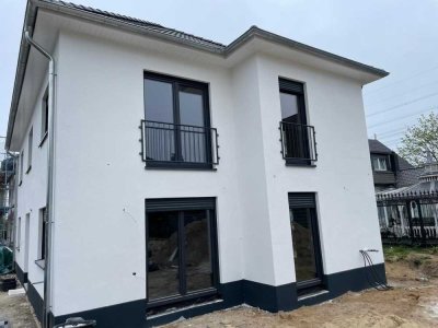 Neubau-Erstbezug / Moderne 2-Zimmer-Wohnung mit Terrasse in ruhiger Wohnlage