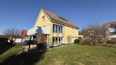 ENERGIEEFFIZIENTES WOHNEN - VIEL PLATZ FÜR FAMILIE & PRAXIS