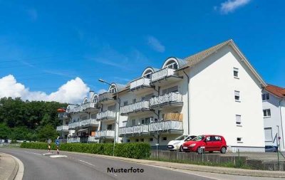 Mehrfamilienhaus mit Garagen
