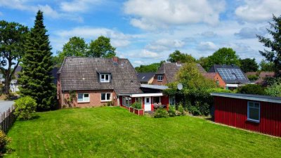 Einfamilienhaus mit Garage, Carport und großem Grundstück