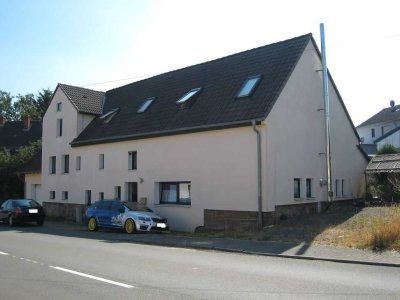 Einfamilienhaus mit Einliegerwohnung auf großem Grundstück in Wolfhagen-Bründersen