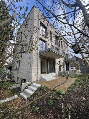 Geschmackvolle 6-Raum-Maisonette-Wohnung mit geh. Innenausstattung mit Balkon und EBK