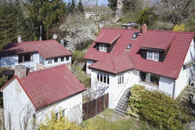 Liebhaberstück: Einfamilienhaus mit drei Nebengebäuden in fußläufiger Lage zum Schwarzen See