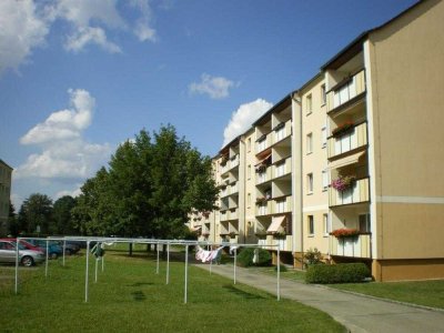 Einziehen & Wohlfühlen. Sanierte 4-Raumwohnung mit Balkon Stellplatz & neuem Bad!