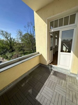 Sanierte, großzügige 2RWE mit Balkon und Blick auf den Park!