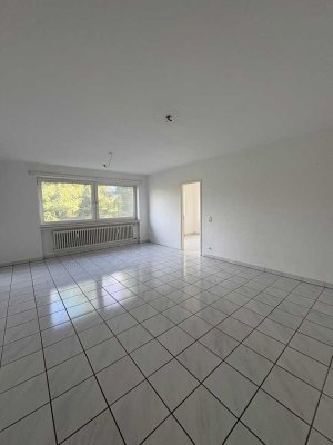 Großzügige & helle 4,5 Raum Wohnung mit EBK & Balkon