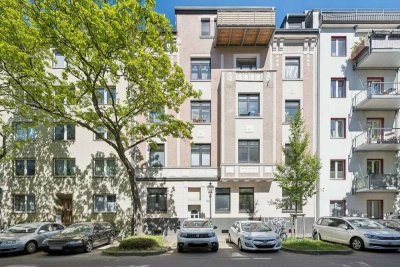 Altbauflair trifft Potenzial – lichtdurchflutete 2,5-Zimmer-Wohnung nahe Volksgarten!