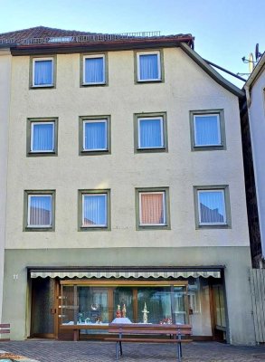 Investitionschance: Zentrales Mehrfamilienhaus mit vielseitiger Gewerbefläche