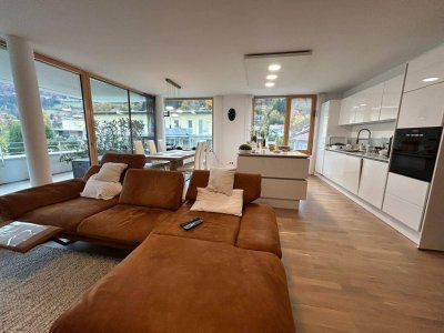 Neuwertige, moderne Eigentumswohnung mit großem Balkon und 2 Carports