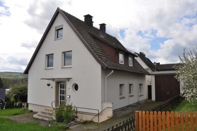 Ruhig gelegenes Einfamilienhaus mit 2 Garagen in Warburg-Rimbeck