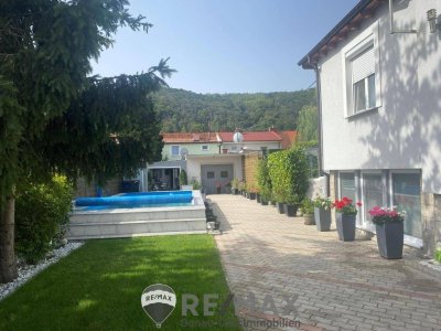 "Ein-/Zweifamilienhaus, mit 2 Wohnungen (je 120m²) und Pool!"