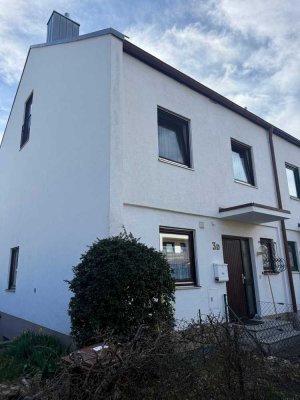 Familientraum in Augsburg: Reihenendhaus mit Garten, Kamin & Einliegerwohnung im DG