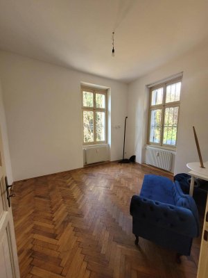 Erdgeschoss-Altbauwohnung mit Badewanne und Einbauküche (wird warm vermietet)