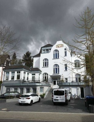 Helle 3-Zimmer-Wohnung mit 2 Balkonen in Diezer Altbauvilla