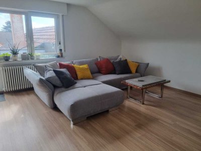 Gepflegte 2-Zimmer-DG-Wohnung mit Balkon und EBK in Ingersheim