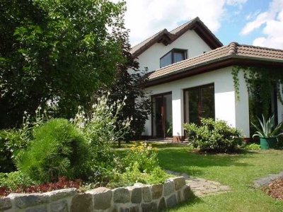 OBJEKTANKÜNDIGUNG * 
Zwei Wohnhäuser auf 3.800 m² Grundstück mit Pool, Wintergärten in Cottbus