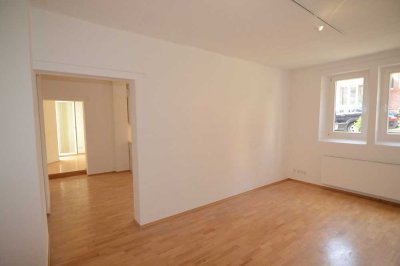Ruhige 2 Zi. Altbau EG/Souterrain Wohnung mit Küche, kl. Terrasse. Top Citylage, Stellplatz.