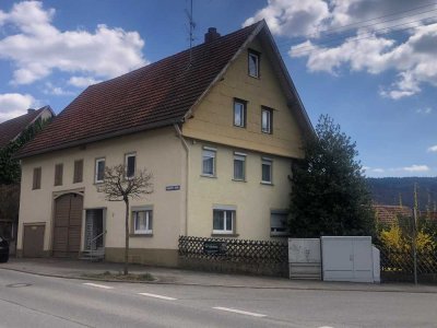 Wohnhaus mit Ökonomieteil auf großem Grundstück