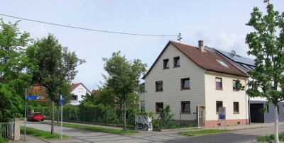 Filetgrundstück in bester Lage in Neureut - gegenüber Parkanlage, 2 Parteien-Haus mit großem Garten!