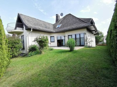 Toplage Erzhausen: schöne, freistehende Architektenvilla (2FH) in ruhiger, bevorzugter  Feldrandlage