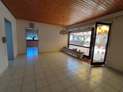 Anleger o. Selbstnutzer - Dreifamilien-Haus mit Garten, Garagen und Stellplätzen