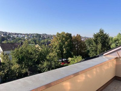 Kernsanierte, helle, luxeriöse Wohnung mit Küche im DG