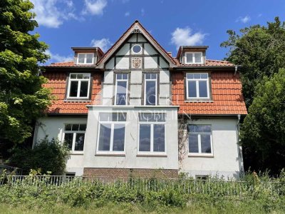 Historie trifft Moderne: Stilvolle Villa mit Stallungen und Traumgrundstück