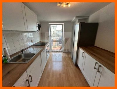 4-Raum-Dachgeschoss-Wohnung mit EBK, Balkon (Südseite), Gäste-WC und Mietergarten.