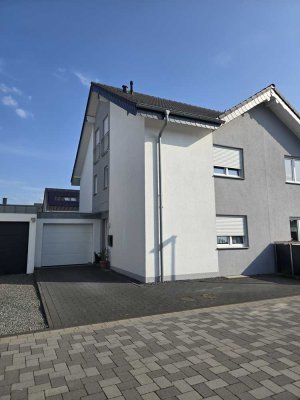 moderne Doppelhaushälfte in begehrter Lage von Bergheim-Ahe!