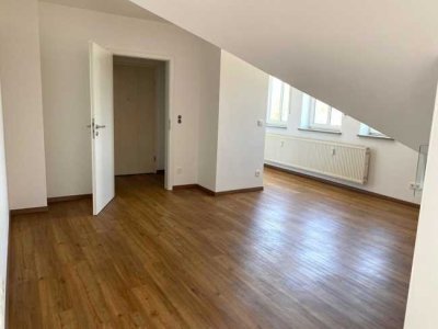 Frei! Zentral und doch ruhig: Schönes, helles Mansarden-Apartment mit Einbauküche, etc., + Parkplatz