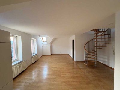 ÜBER DEN DÄCHERN VON FREIBURG! Hochwertige Maisonette-ETW mit Aufzug, 2 Bäder, Terrasse & Stellplatz