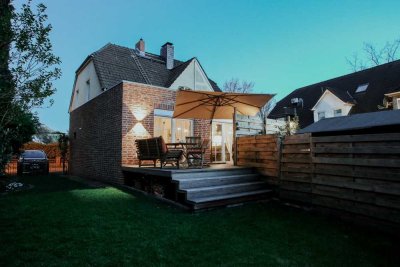 Top ausgestattete Haushälfte mit EBK, Terrasse und eigenen Garten