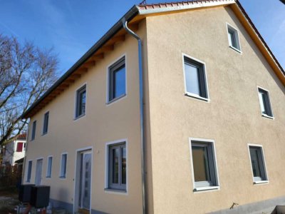 Vermietung im Erstbezug – Moderne Doppelhaushälften mit Garten in Innenstadtnähe