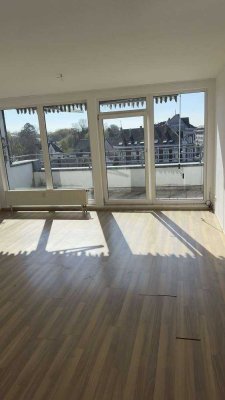Den Sommer genießen auf dem Balkon! Schöne helle 3-Zimmer-Wohnung im Dachgeschoss zu vermieten