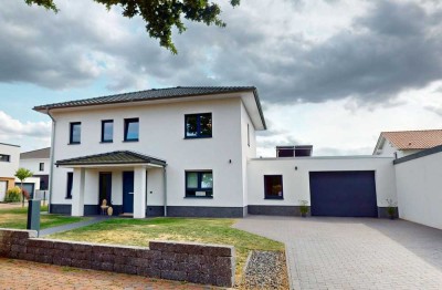 DESIGN TRIFFT GEBORGENHEIT: MODERNE STADTVILLA AM WALDRAND!