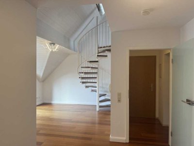 Urbanes Loft-Feeling über den Dächern: Extravagante Maisonette mit Galerie & Autoaufzug
