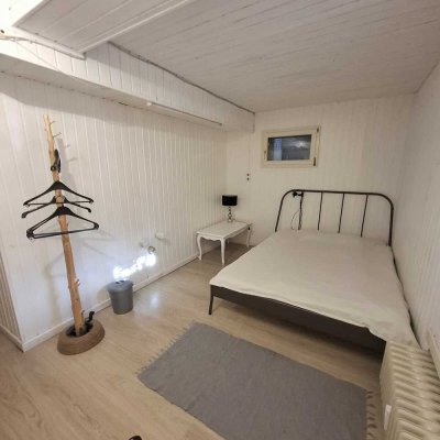 1-Zimmer-Appartement im Souterrain – möbliert, mit eigenem Bad, ideal für Wochenendheimfahrer!