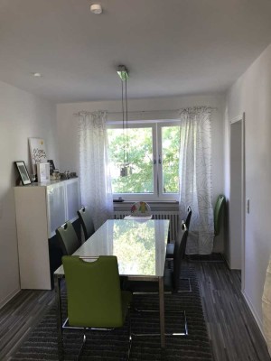 Modernisierte 4-Raum-Wohnung mit Balkon und Einbauküche in Bonn