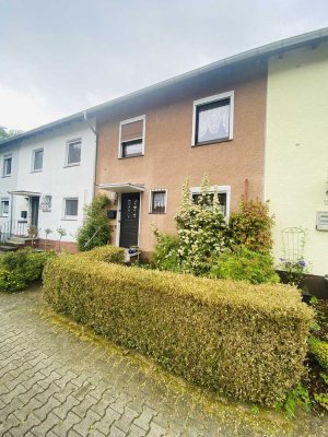 REIHENHAUS: GARTEN, TERRASSE, BALKON, EBK, KAMIN, VOLLUNTERKELLERT, ZWEI TAGESLICHTBÄDERN, PKW-STPL.
