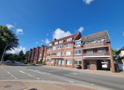 Zentral. Hell. Mit Balkon: sanierte 2,5 Zimmer Wohnung