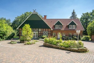 == Einfach traumhaft  Besonderes Fachwerkanwesen in ländlicher Alleinlage, um die man Sie ben
