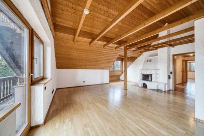 Bezugsfrei! Große 3-Zi.-DG-Whg. mit Südbalkon, Kachelofen und eigenem Gartenanteil, inkl. Garage