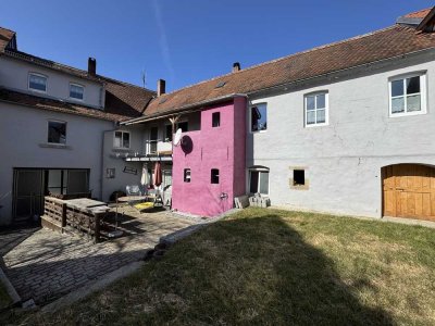 Großes Reihenmittelhaus mit schönem Innenhof im Zentrum von Mitterteich!