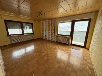 Charmante Wohnung aus den 70er Jahren im 1. Obergeschoss mit West-Balkon in ruhiger Lage